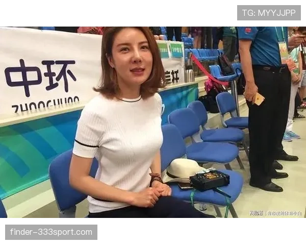 杜丽又发晚宴照，那裙子能顶我好几年的房租，抬杯的眼神活像在拍戏